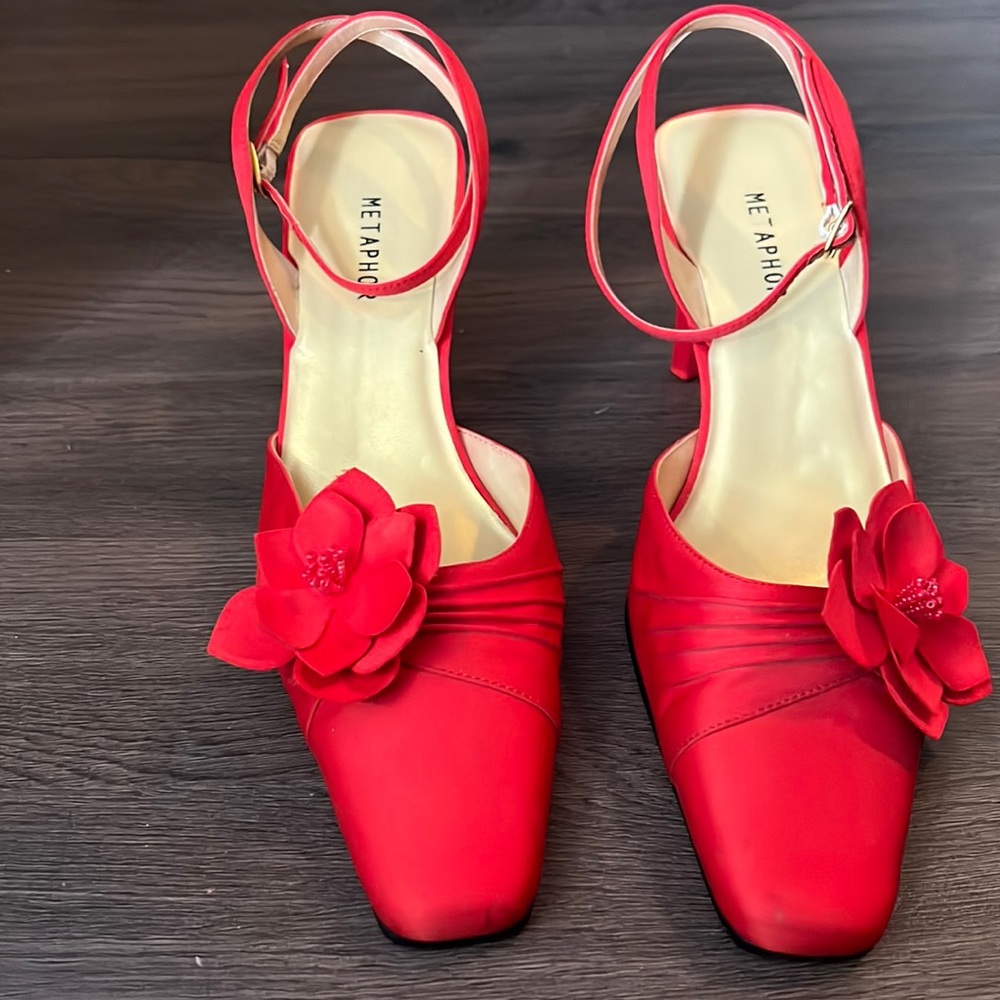 Red Size 9 Metaphor dress shoes.
